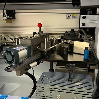 Grupo de calderín y pre-corte de canto.